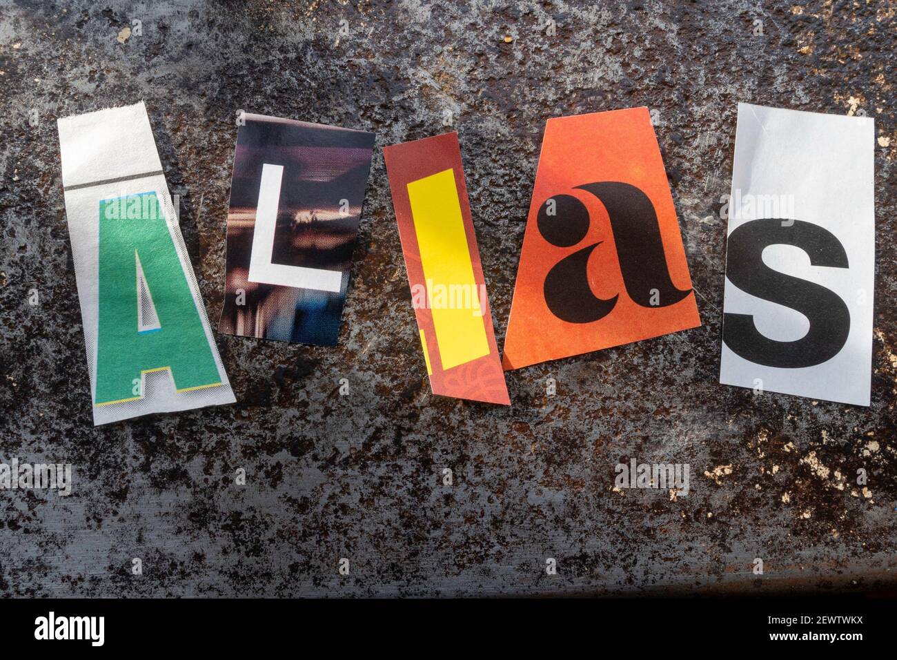 La parola 'ALIAS' usando lettere di carta ritagliate nella tipografia di effetto di nota di riscatto, USA Foto Stock