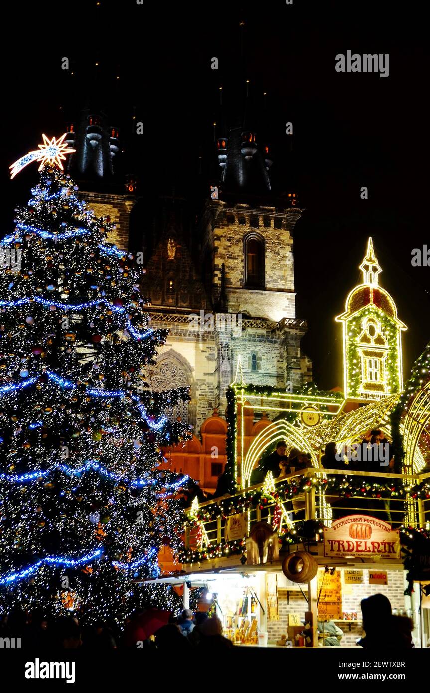 Praga di Natale di notte. Albero di Natale luminoso e bella decorazione di fronte alla Chiesa di nostra Signora prima di Týn sulla piazza della città vecchia Foto Stock