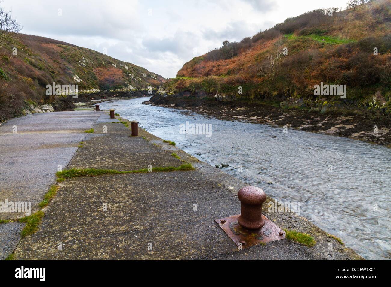 Fiume Alun sopra il porto di Portclais nel Galles del Sud-Ovest. Pembrokeshire, Regno Unito Foto Stock