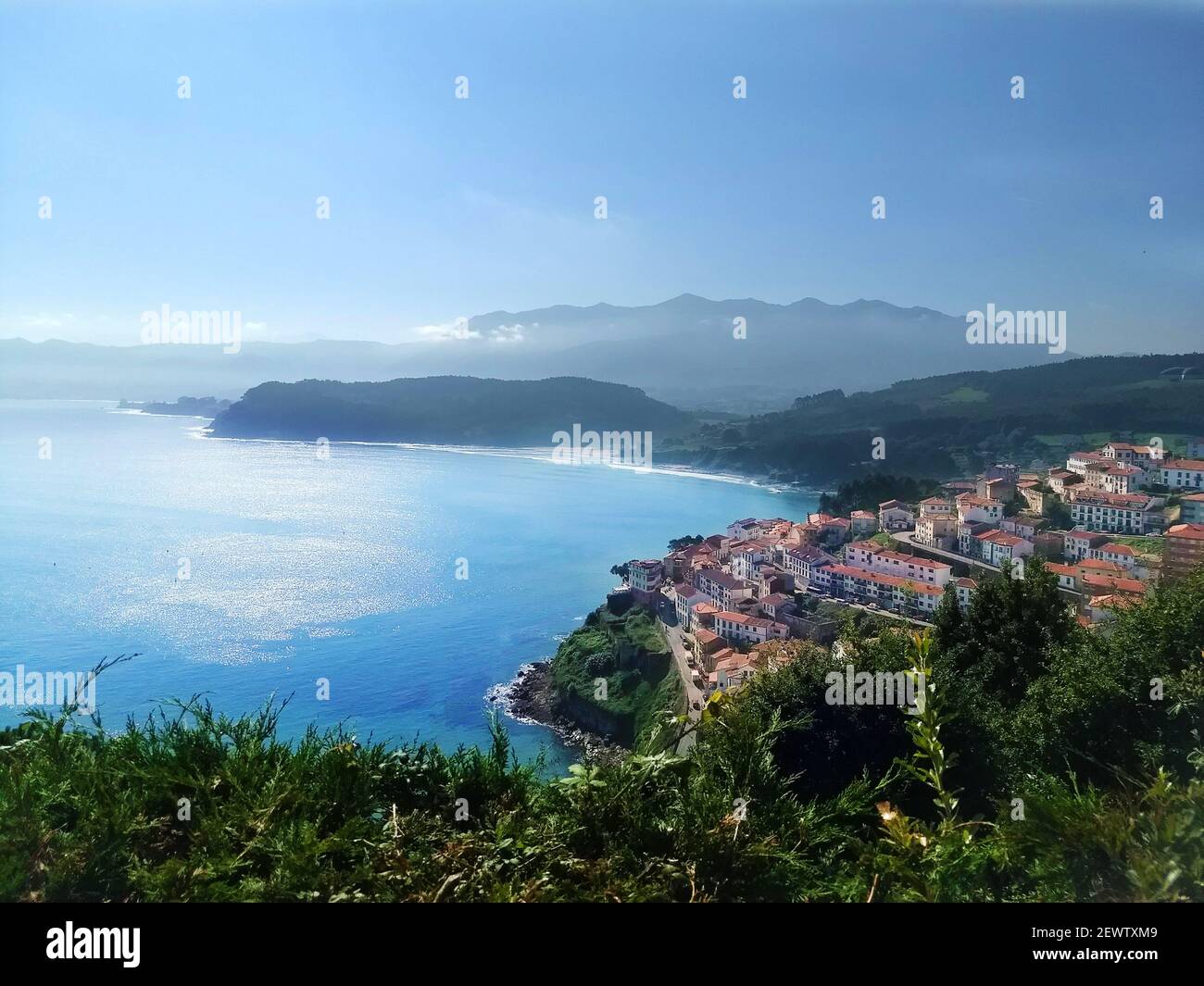 Vista aerea Lastres villaggio da Mirador de San Roque. Foto Stock