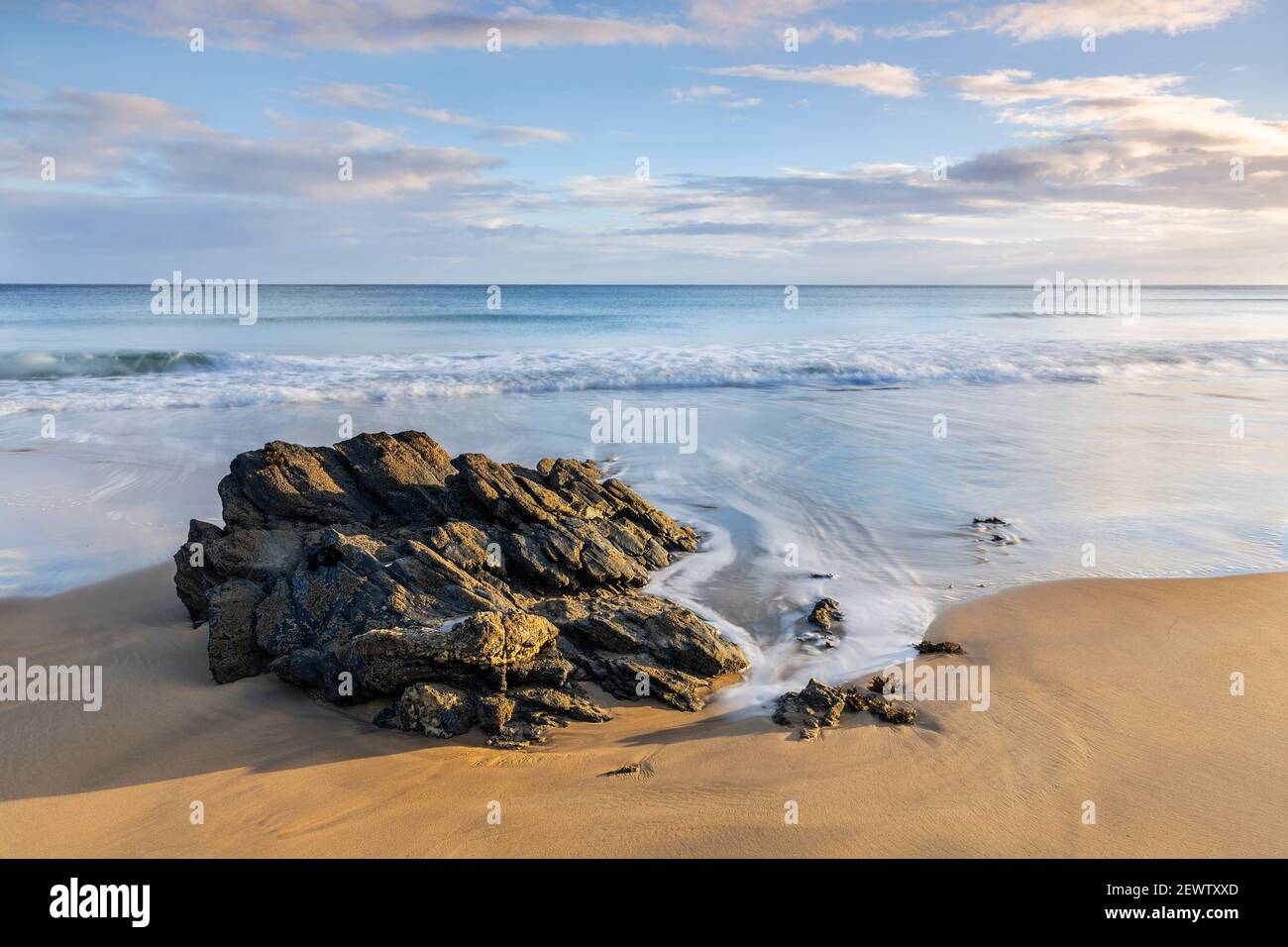 Alba sulla spiaggia di Culdaff sulla penisola di Inishowen, contea di Donegal, Irlanda, sulla Wild Atlantic Way Foto Stock