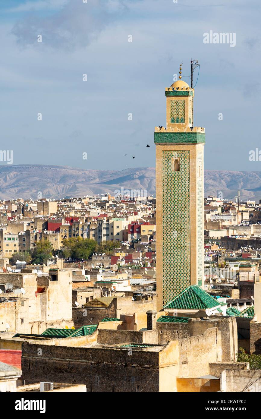 Vista dal paesaggio urbano della medina di Fes che mostra il minareto della Moschea di Kairaouine (Moschea di al-Qarawiyyin), Fes, Marocco Foto Stock