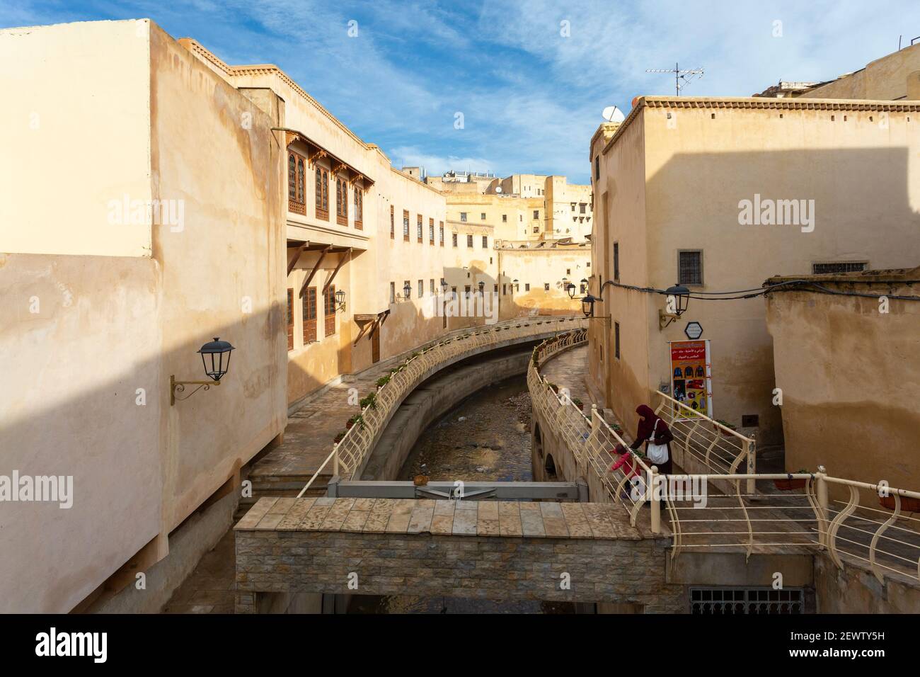 Vista sul fiume Oued Bou Khraeb e gli edifici circostanti nella medina di Fes, Marocco Foto Stock