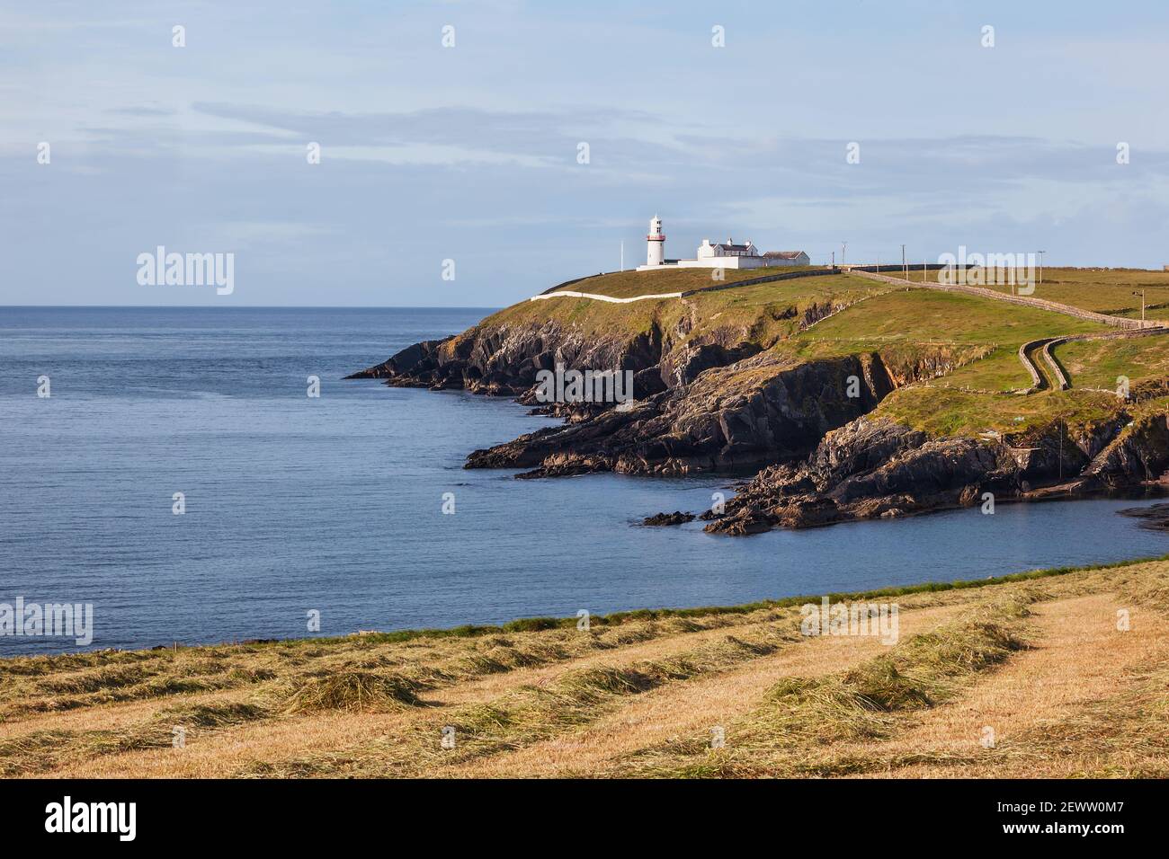 Il faro di Galley Head a West Cork, Irlanda. Il faro è uno dei più famosi punti di riferimento della zona e si trova sulla Wild Atlantic Way. Foto Stock
