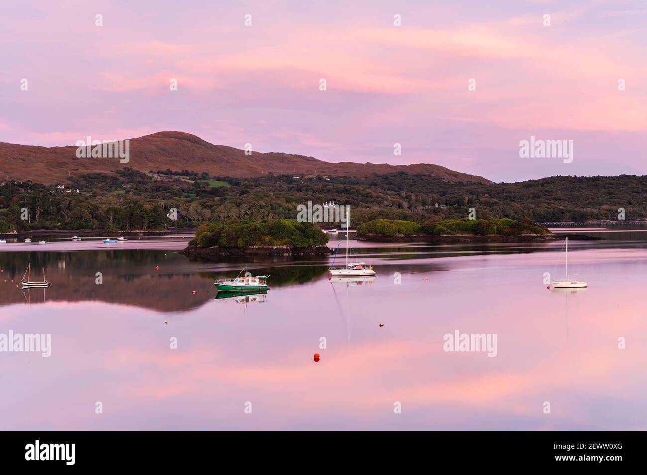 Tramonto sul porto di Glengarriff a West Cork, Irlanda. Glengarriff e' una popolare destinazione turistica ed e' sulla famosa Wild Atlantic Way. Foto Stock