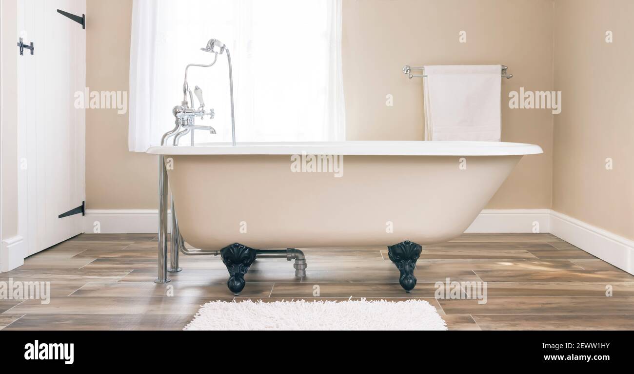 Gli interni del bagno sono caratterizzati da un design moderno con vasca da bagno e piastrelle. Lussuosi, bagni contemporanei, Regno Unito. Foto Stock