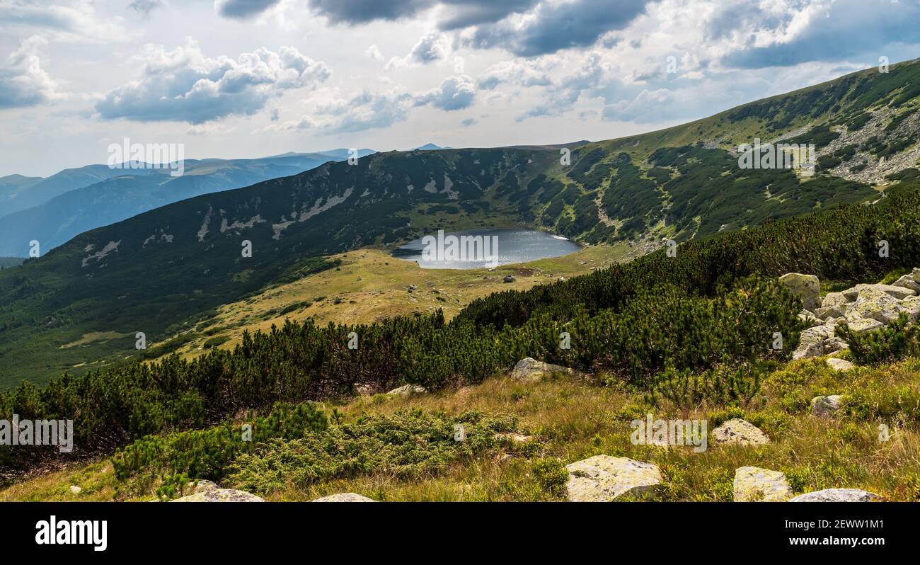Lago di montagna Lacul Zanoaga Mare sulle montagne Retezat in Romania Foto Stock