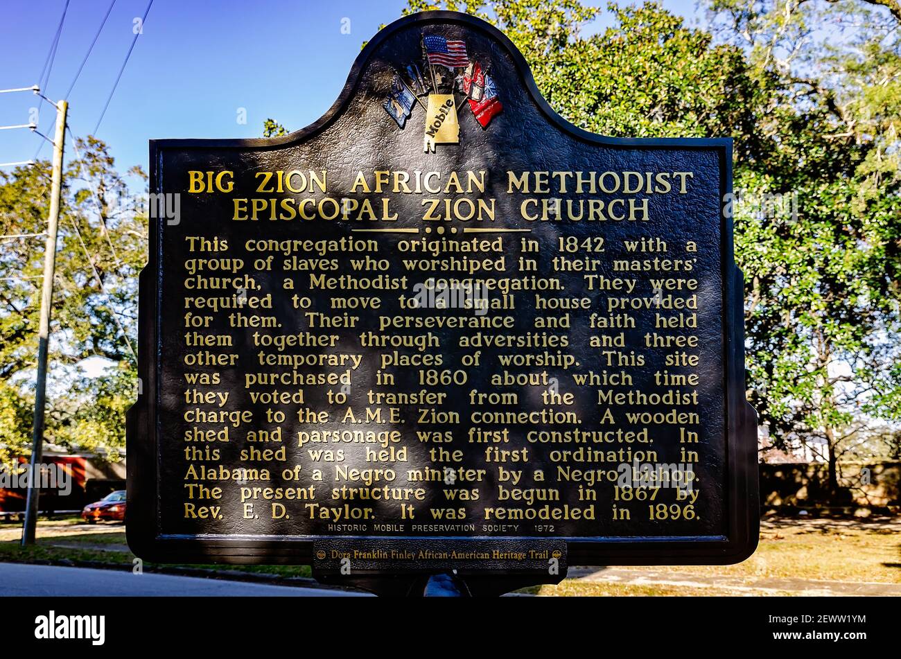 Un marcatore storico sorge fuori della Big Sion African Methodist Episcopal Zion Church, 19 febbraio 2021, a Mobile, Alabama. La chiesa fu costruita nel 1867. Foto Stock