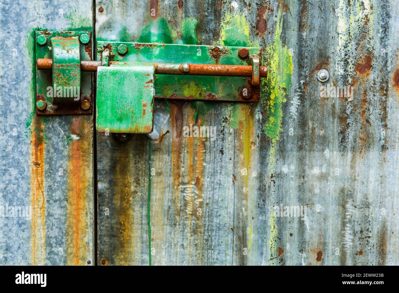 Una serratura verde colorata su una porta della casa di barche nella contea di Kerry, Irlanda. Foto Stock