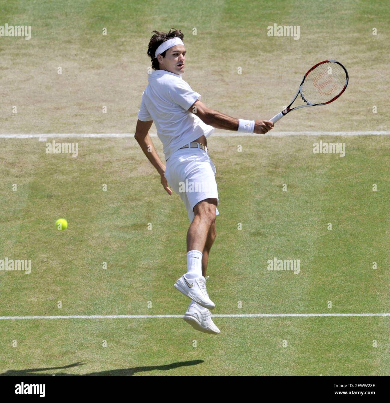 WIMBLEDON CAMPIONATI DI TENNIS 2008. 7° GIORNO 30/6/2008 RODGER FEDERER DURANTE LA SUA PARTITA CON L.HEWITT. IMMAGINE DAVID ASHDOWN Foto Stock