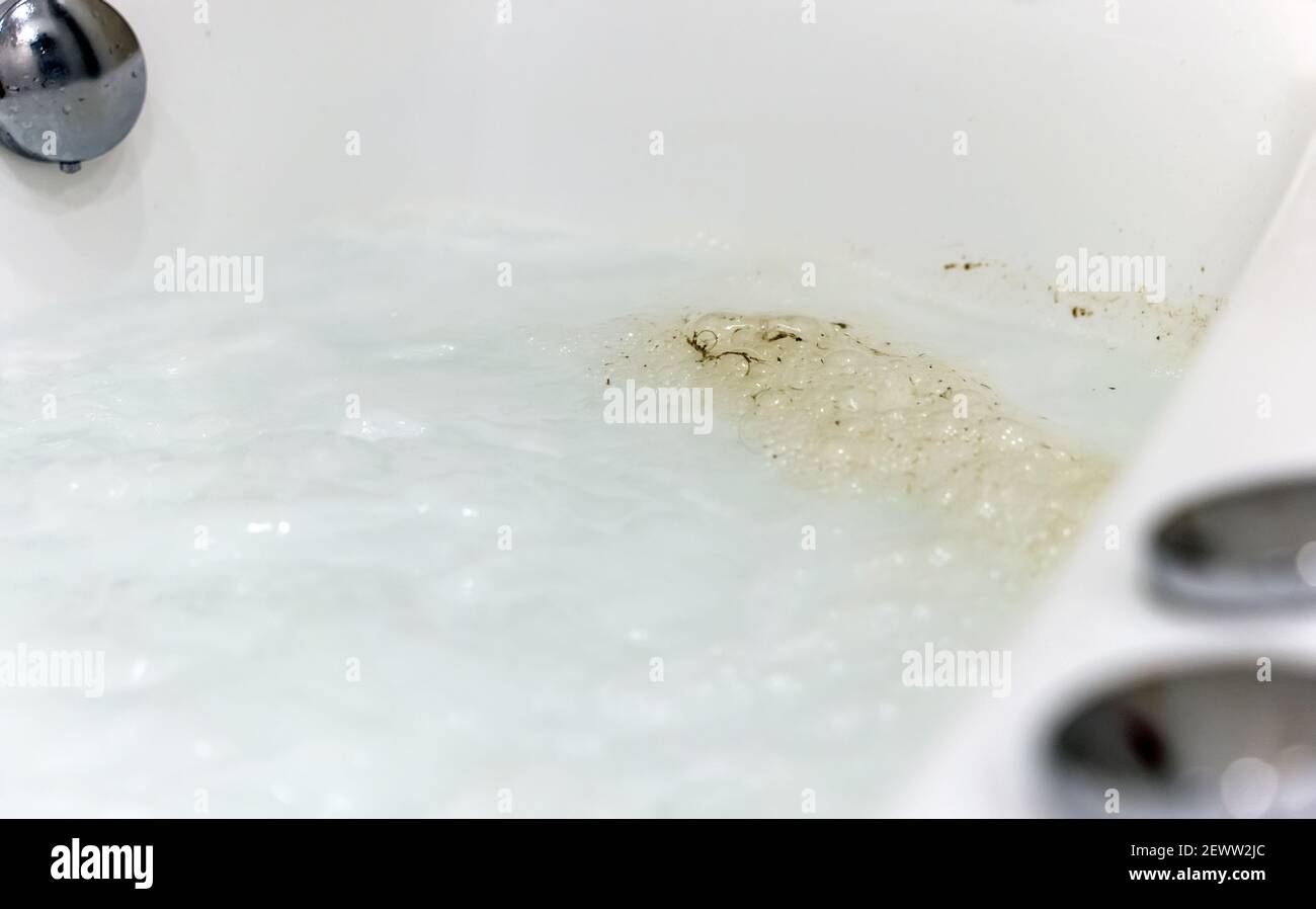 Detergente disinfettante per impianti di tubazioni per idromassaggio in azione. Foto Stock
