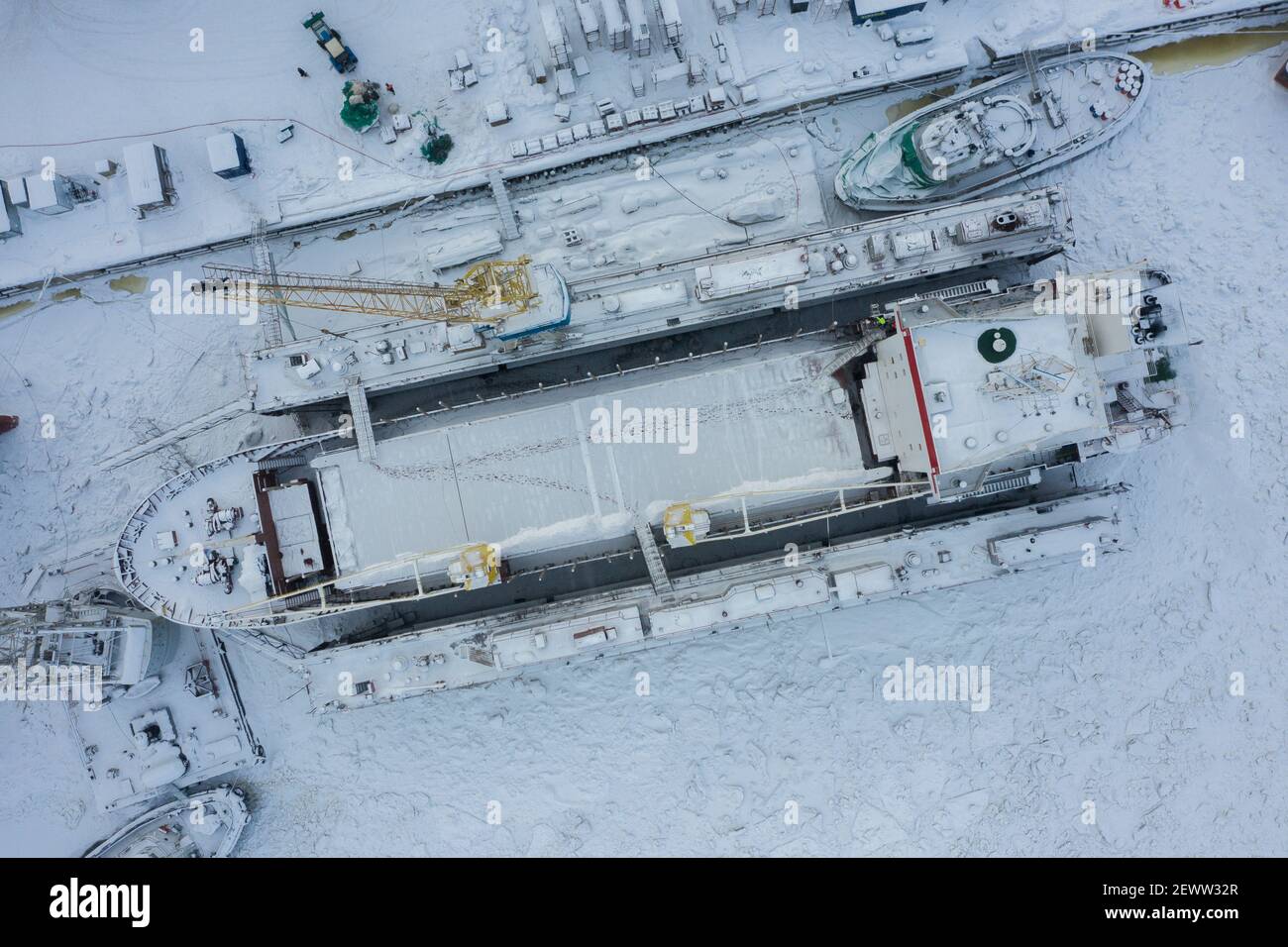 Arkhangelsk, Russia - 18 febbraio 2021: Nave marina nel molo di riparazione. Inverno, tutto è coperto di neve. Foto Stock