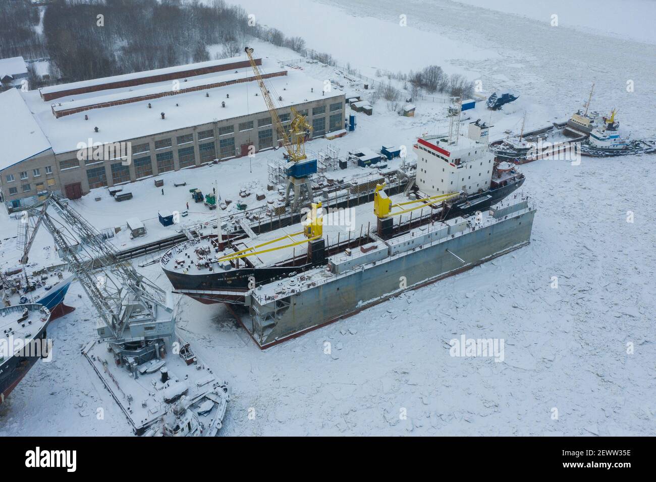 Arkhangelsk, Russia - 18 febbraio 2021: Nave marina nel molo di riparazione. Inverno, tutto è coperto di neve. Foto Stock