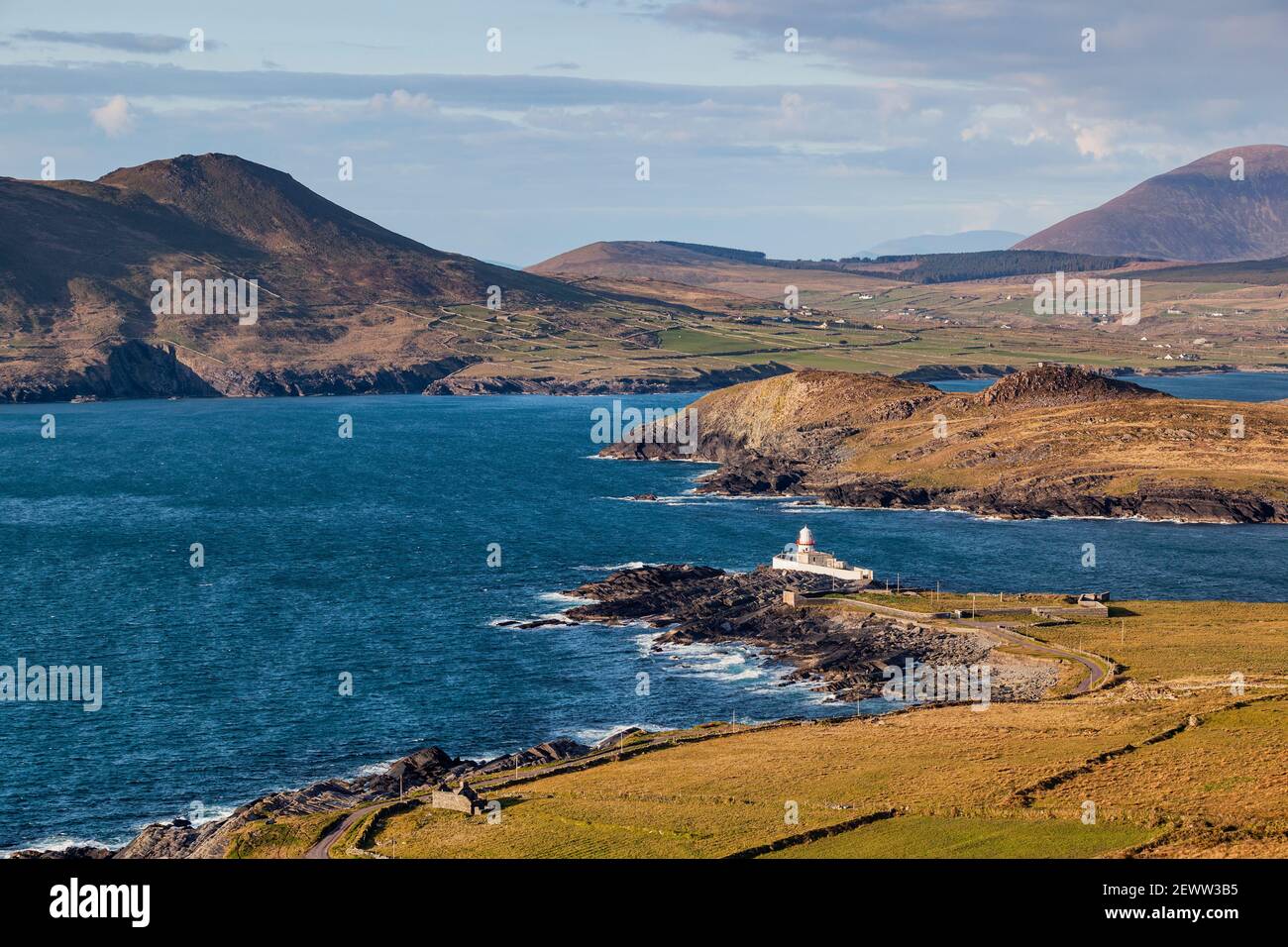 Faro di Valentia a Cromwell Point sull'isola di Valentia, contea di Kerry, Irlanda. È la luce del porto più occidentale dell'isola d'Irlanda. Foto Stock