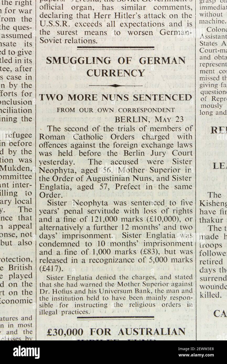 'Contrabbando di valuta tedesca' e 'altre due suore condannate' titoli sul giornale Times, Londra, Regno Unito, venerdì 24 maggio 1935. Foto Stock
