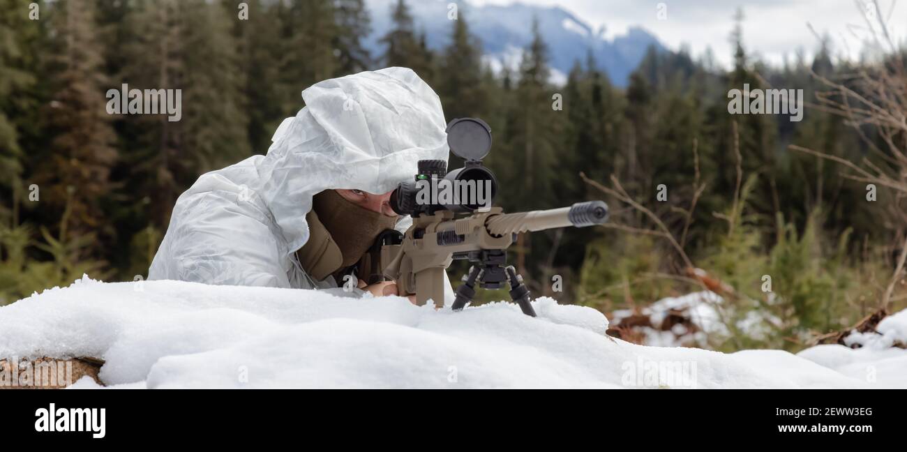 L'uomo dell'esercito indossa l'uniforme tattica Foto Stock