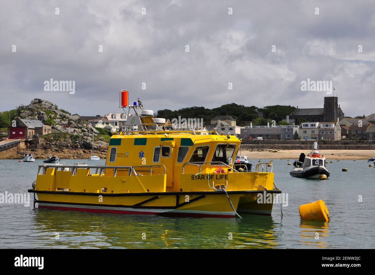 Il lancio dell'ambulanza NHS che trasporta i pazienti in casi di emergenza e all'ospedale a St Mary's, Isole di Scilly in Cornovaglia, Regno Unito Foto Stock