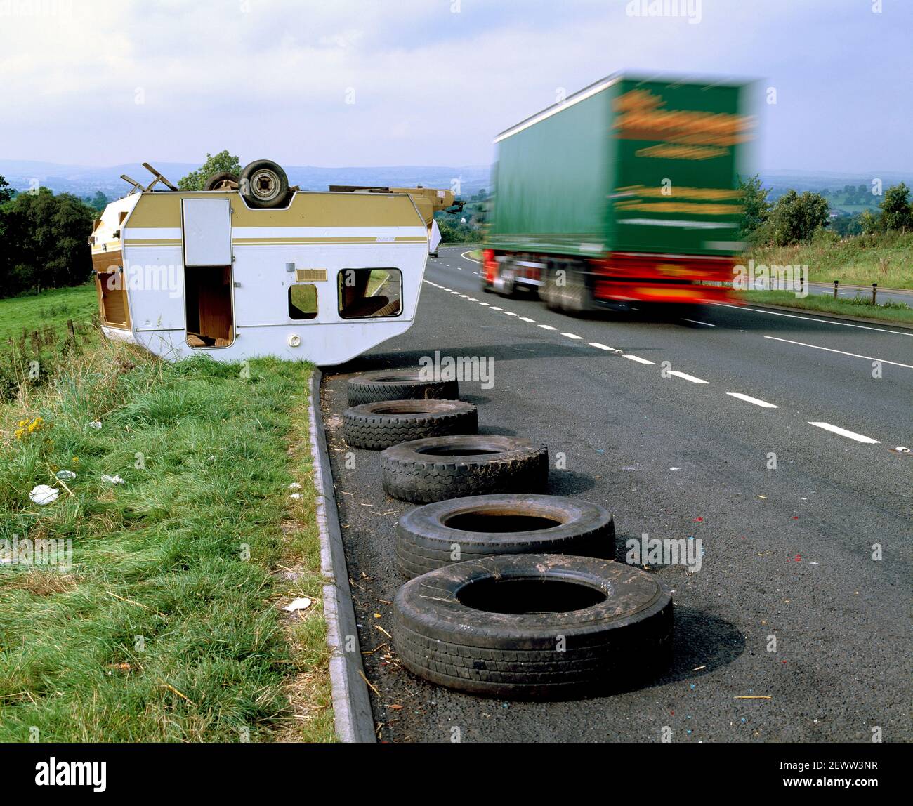 Caravan capovolto sulla strada, sulla A66, Cumbria. Foto Stock