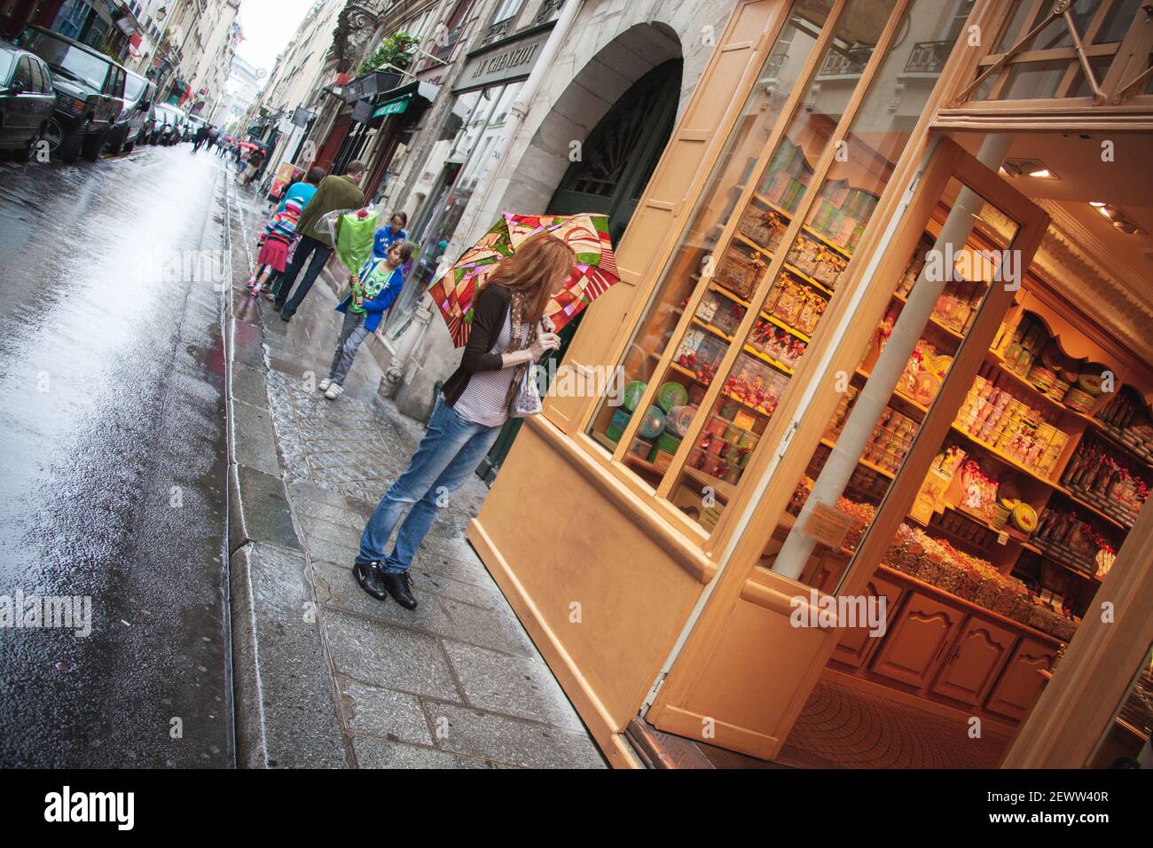 Persone per le strade della capitale francese Foto Stock