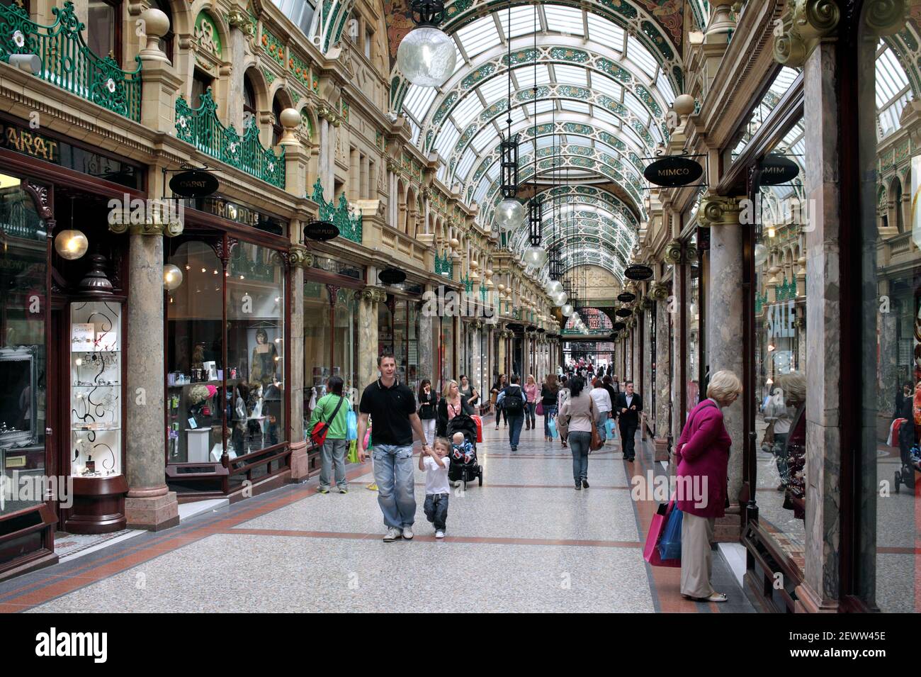 La County Arcade, nel quartiere Victoria, nel centro di Leeds. Una galleria di negozi coperta costruita nel 1900. Foto Stock