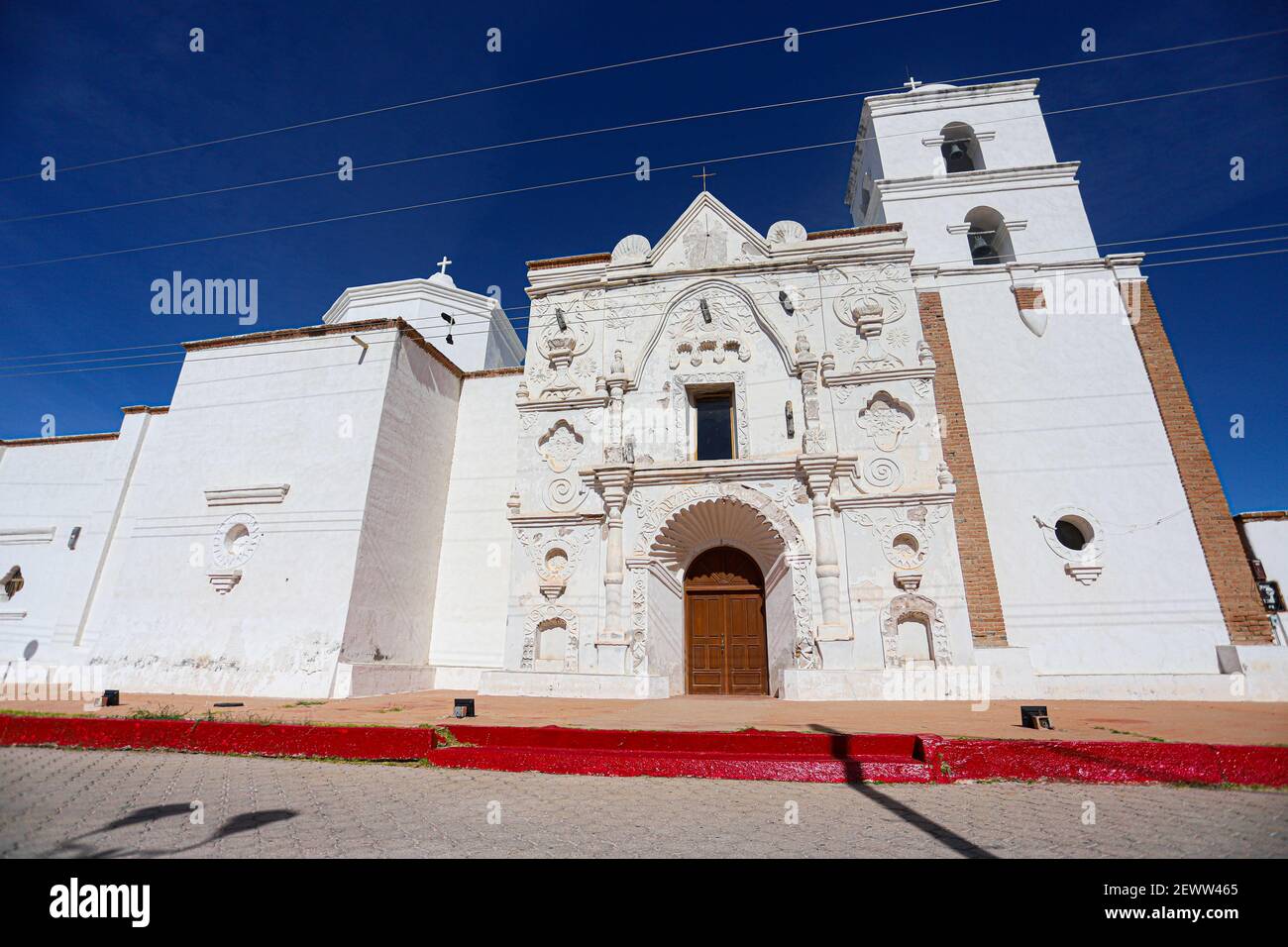 La chiesa di missione. Missione San Pedro y San Pablo del Tubutama Missione storica gesuita fondata nel 1691 da Padre Eusebio Francisco Kino a Tubutama, sonora, Messico. Pimería Alte. L'arco d'ingresso riflette lo stile Mudejar dell'architettura islamica. Ora ha una replica scolpita del Santuario Arantzazu, un'immagine della Vergine Maria in Arantzazu nel Paese Basco, nel nord della Spagna (Foto di Luis Gutierrez / Norte Foto) la iglesia de la Misión. La Misión de San Pedro y San Pablo del Tubutama Misión jesuíta histórica fundada 1691 por el padre Eusebio Francisco Kino en Tubutama, sonora, Messico. PIM Foto Stock