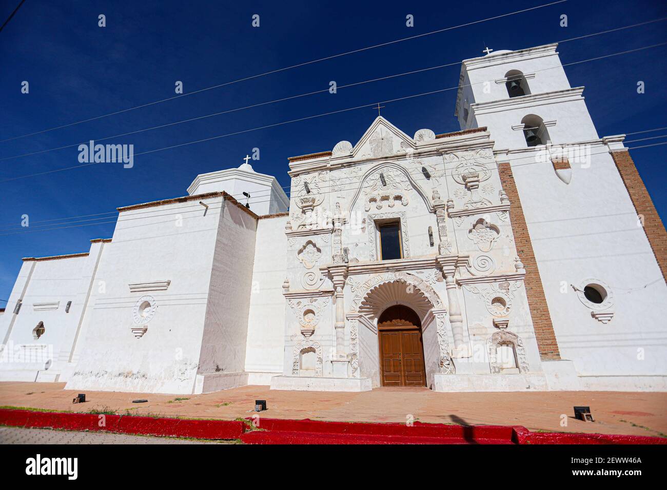 La chiesa di missione. Missione San Pedro y San Pablo del Tubutama Missione storica gesuita fondata nel 1691 da Padre Eusebio Francisco Kino a Tubutama, sonora, Messico. Pimería Alte. L'arco d'ingresso riflette lo stile Mudejar dell'architettura islamica. Ora ha una replica scolpita del Santuario Arantzazu, un'immagine della Vergine Maria in Arantzazu nel Paese Basco, nel nord della Spagna (Foto di Luis Gutierrez / Norte Foto) la iglesia de la Misión. La Misión de San Pedro y San Pablo del Tubutama Misión jesuíta histórica fundada 1691 por el padre Eusebio Francisco Kino en Tubutama, sonora, Messico. PIM Foto Stock