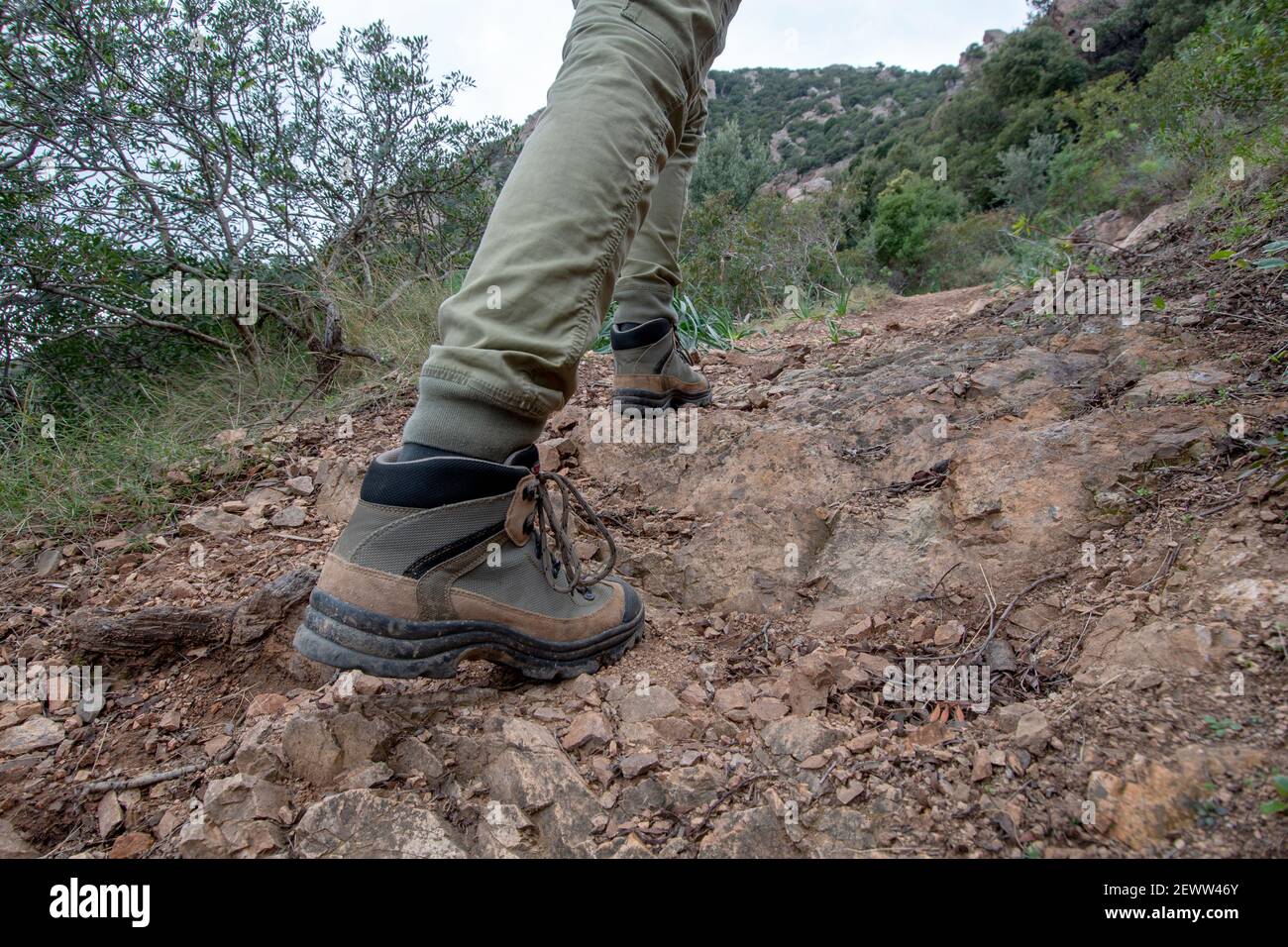 primo piano di scarpe da trekking in sentiero roccioso Foto Stock