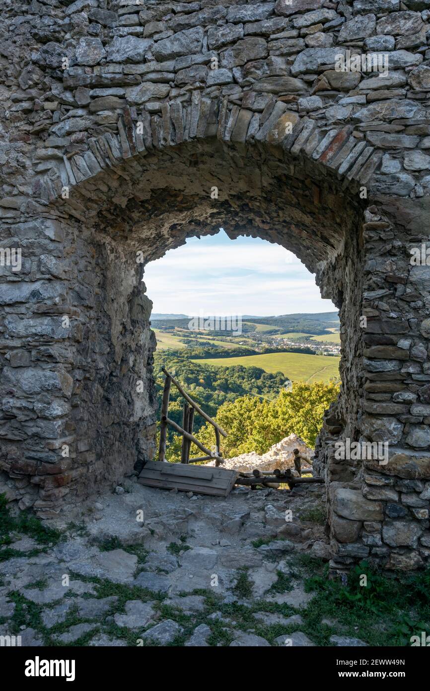 Rovine del castello di Brekov del 13 ° secolo. Slovacchia orientale, Europa Foto Stock