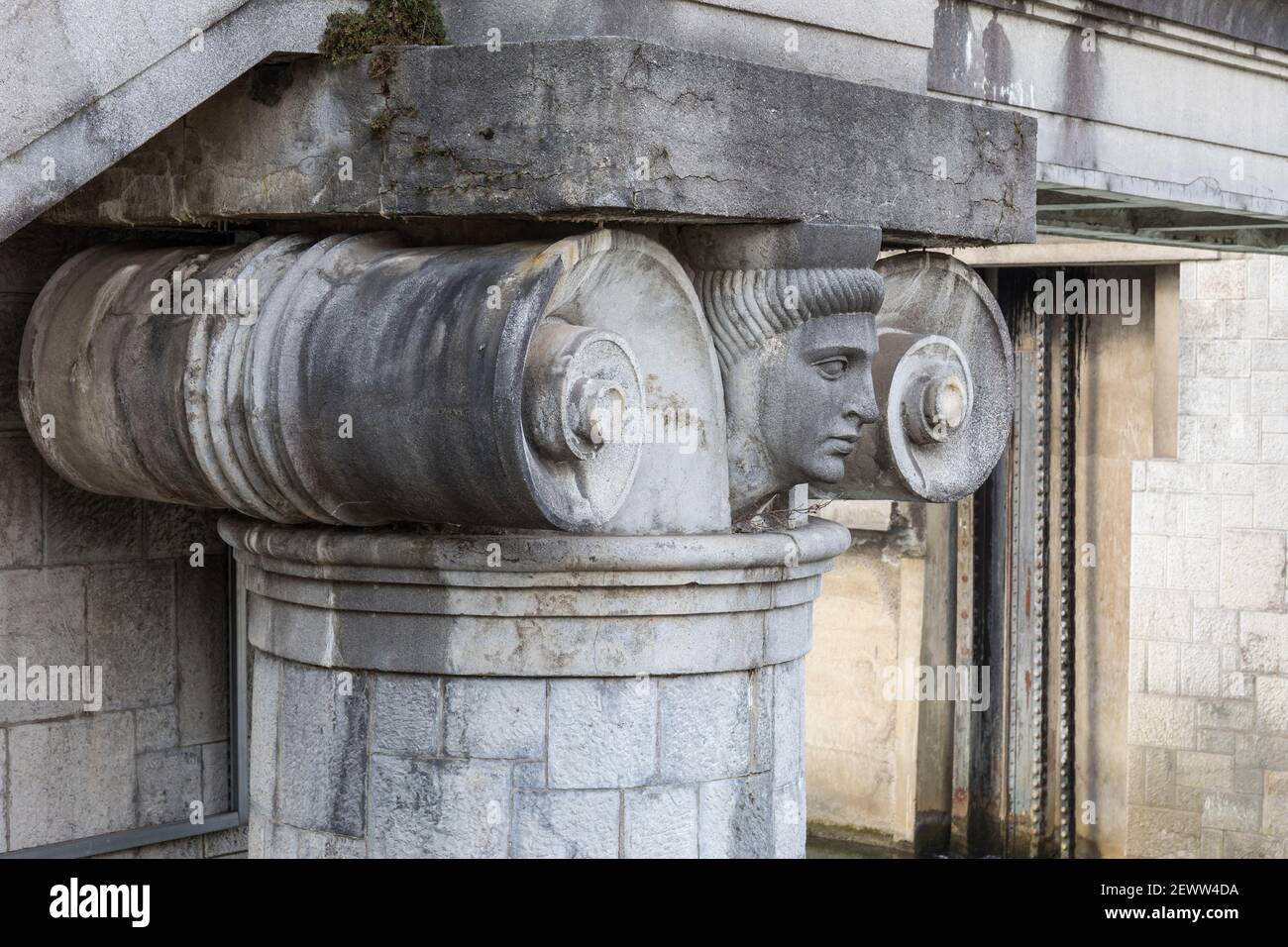 Particolare della porta chiusa di Lubljanica progettata dall'architetto sloveno Joze Plecnik - Lubiana, Slovenia Foto Stock