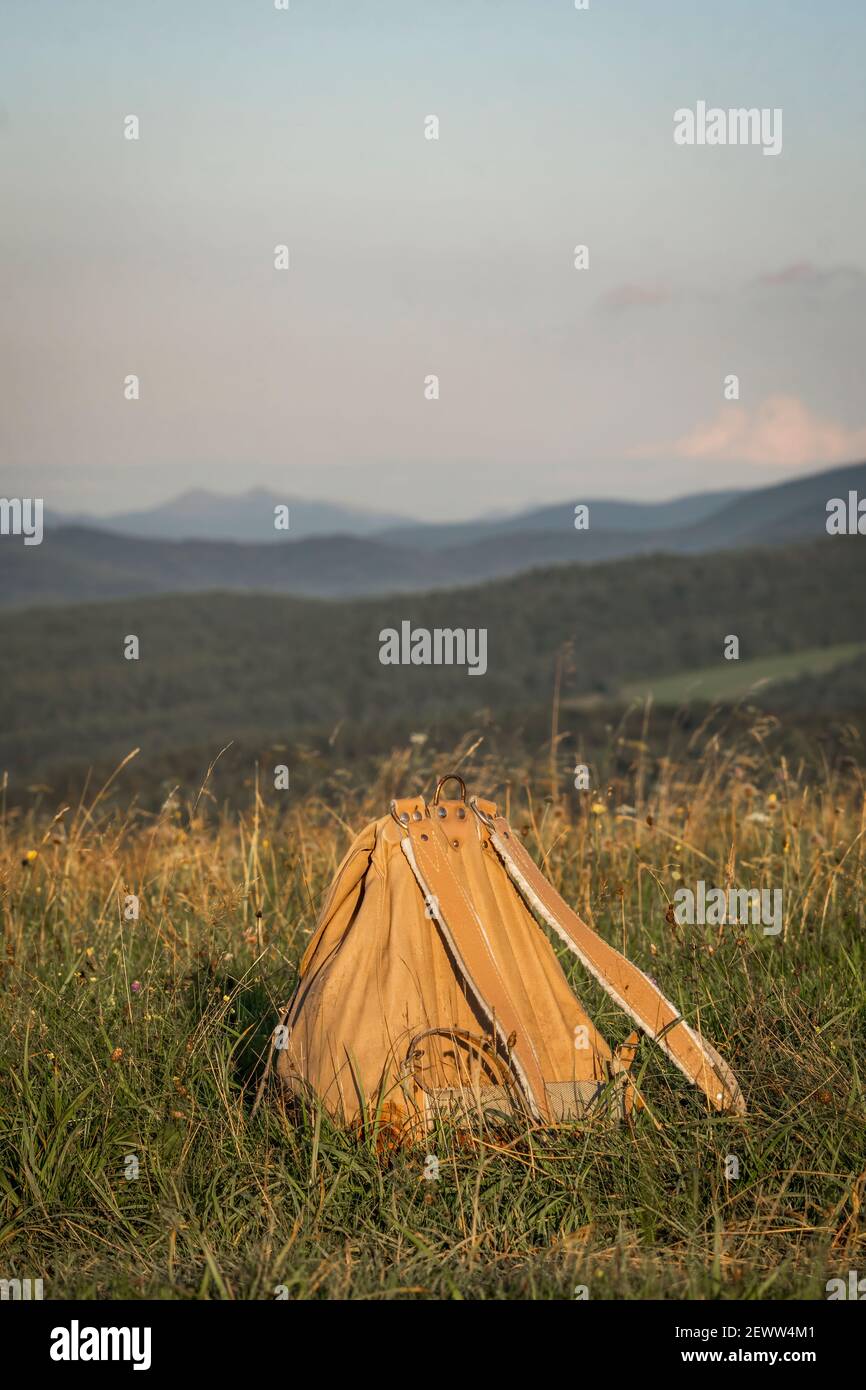 Vecchio zaino turistico in tela vintage originale. Sullo sfondo delle montagne di Bieszczady. Polonia, Europa. Foto Stock