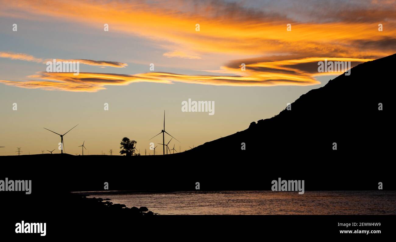 Mulini a vento che generano energia rinnovabile al tramonto vicino a Pincher Creek Alberta Canada Foto Stock