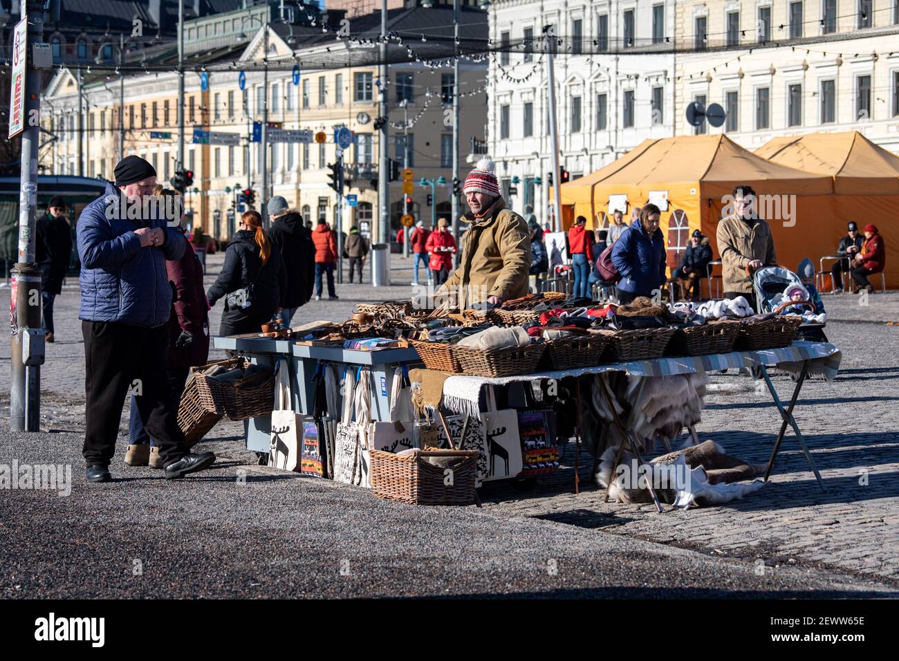 Venditore di mercato o custode di vendita di souvenir turistici alla Piazza del mercato di Helsinki, Finlandia Foto Stock