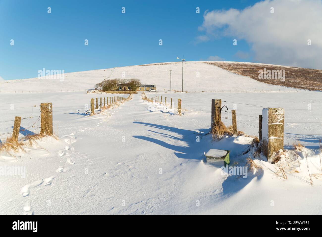 Vialetto nevoso e cottage rurale, Orkney Isles Foto Stock