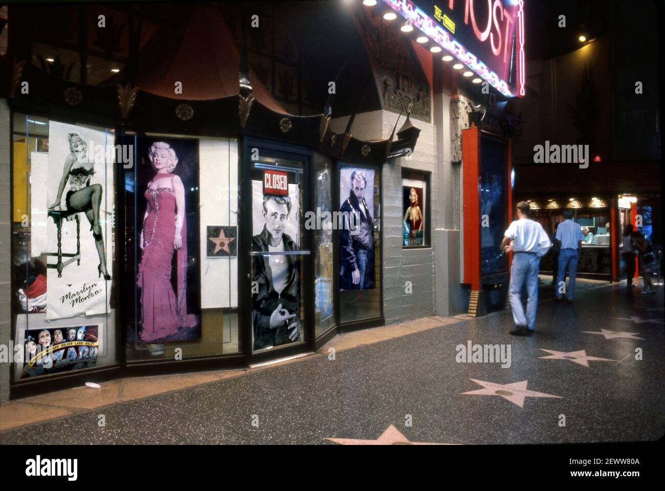 Negozio di souvenir con poster di Marilyn Monroe e James Dean al Chinese Theatre su Hollywood Blvd. Di notte. Foto Stock