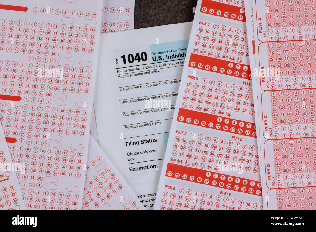 Tasse di pagamento della lotteria del governo di vincita con giorno di imposta di paga nella domanda 1040 forma contabilità fiscale finanziaria Foto Stock