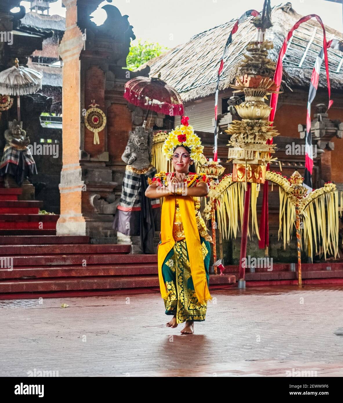 Gennaio, 2, 2017 - Bali, Indonesia: Donna danzatrice di danze folcloristiche a Bali Foto Stock