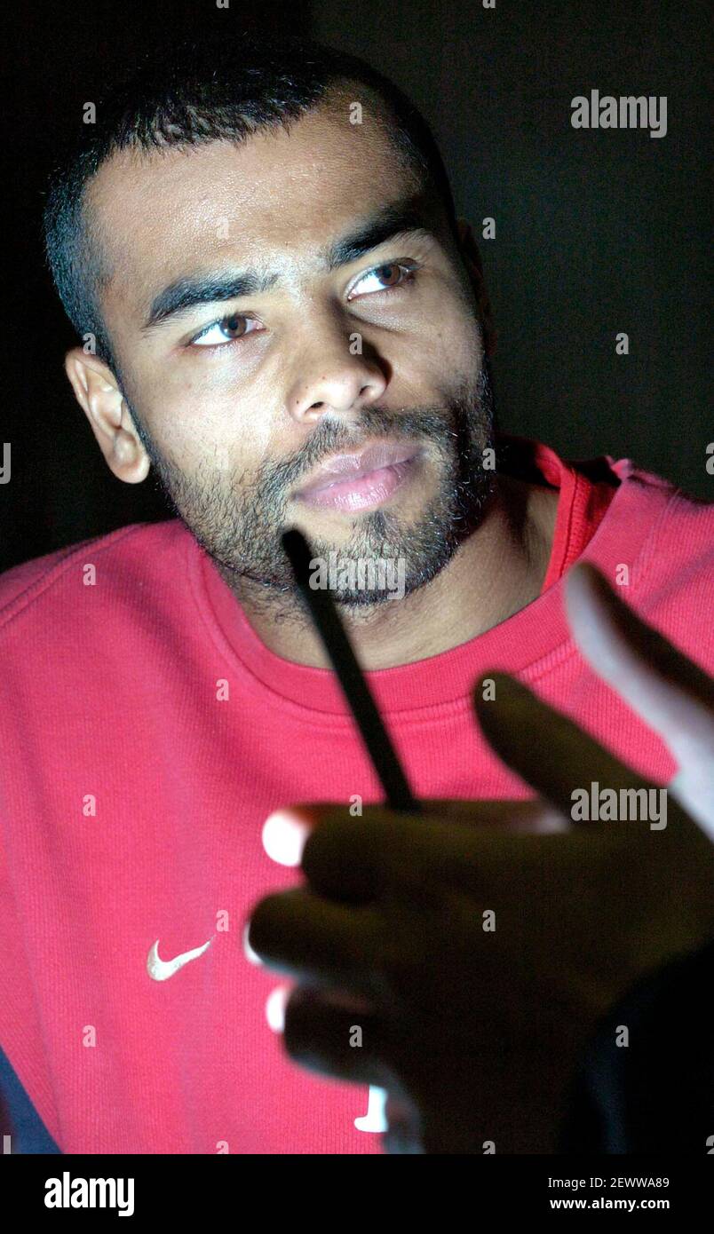 ASHLEY COLE ALL'ADDESTRAMENTO DELL'ARSENAL AL LONDON COLNEY 30/1/2004 FOTO DAVID ASHDOWNFOOTBALL Foto Stock