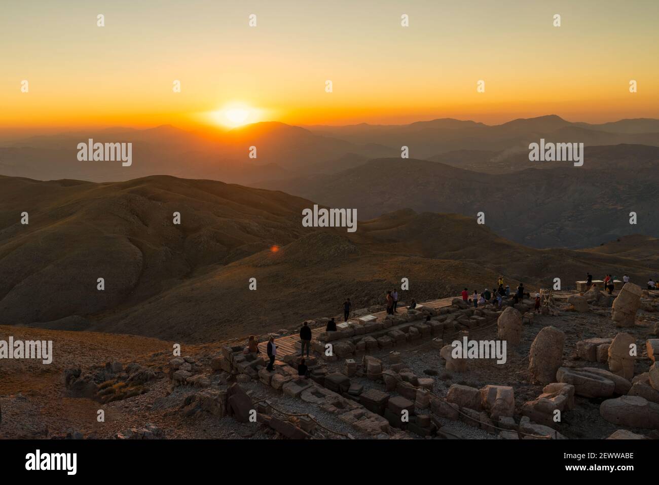 Kahta, Adiyaman, Turchia - Settembre 14 2020: Rovine della statua del Commagene sulla cima del Monte Nemrut. Foto Stock