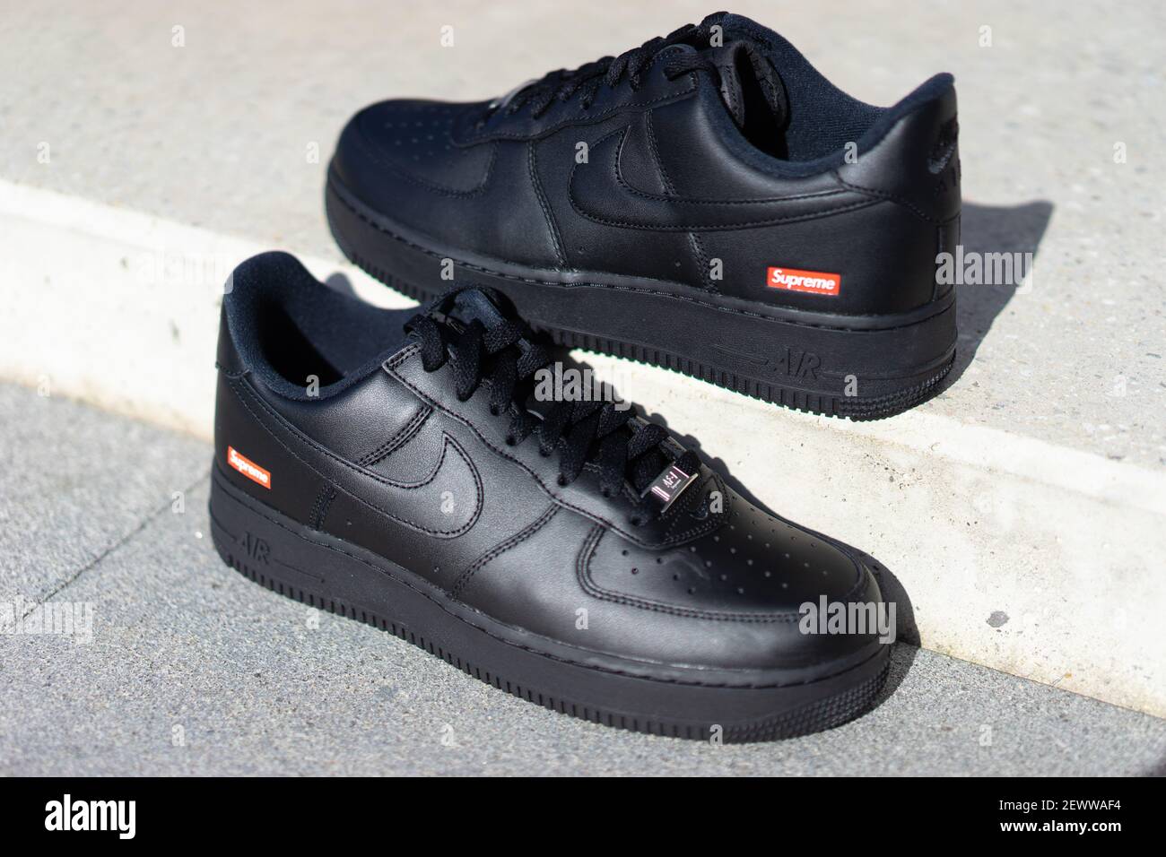 BLOTZHEIM, FRANCIA - 25 FEBBRAIO 2021 : Air Force 1 Low - Supreme Black, Black sneaker. Foto Stock