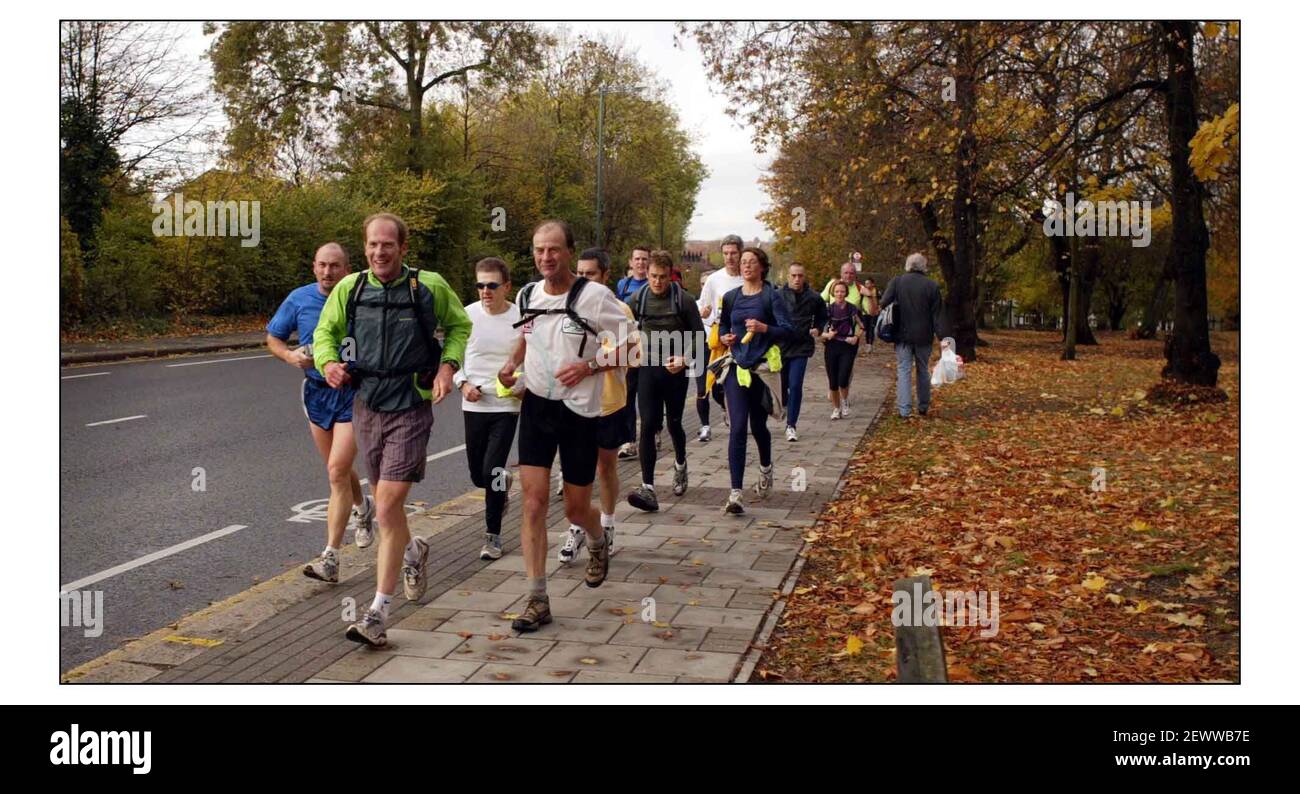 Sir Randulph Fiennes nella sua maratona di cinque giorni, in cinque paesi diversi, attraversa Londra nord per terminare la maratona a White City. Ha ancora due maratone in altri due paesi da completare.pic David Sandison 31/10/2003 Foto Stock