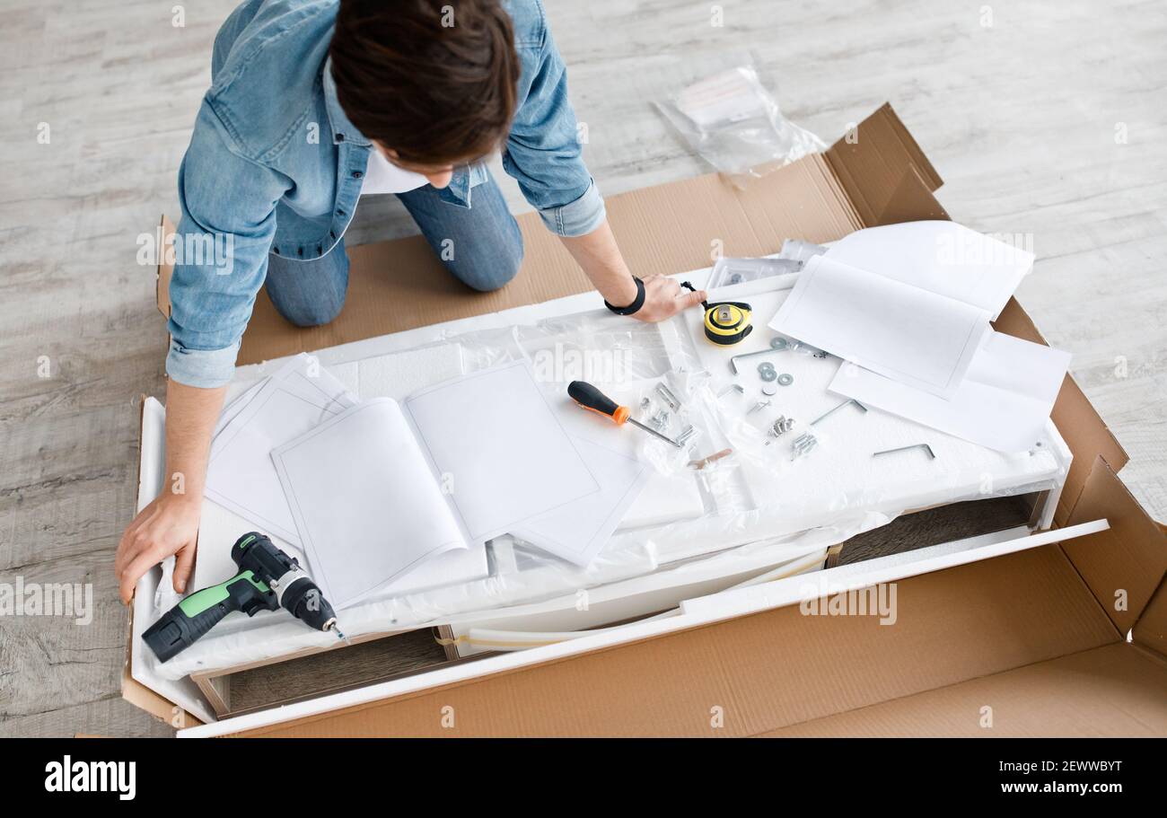 Montaggio di nuovi mobili per la casa, attrezzature per la costruzione e riparazioni Foto Stock