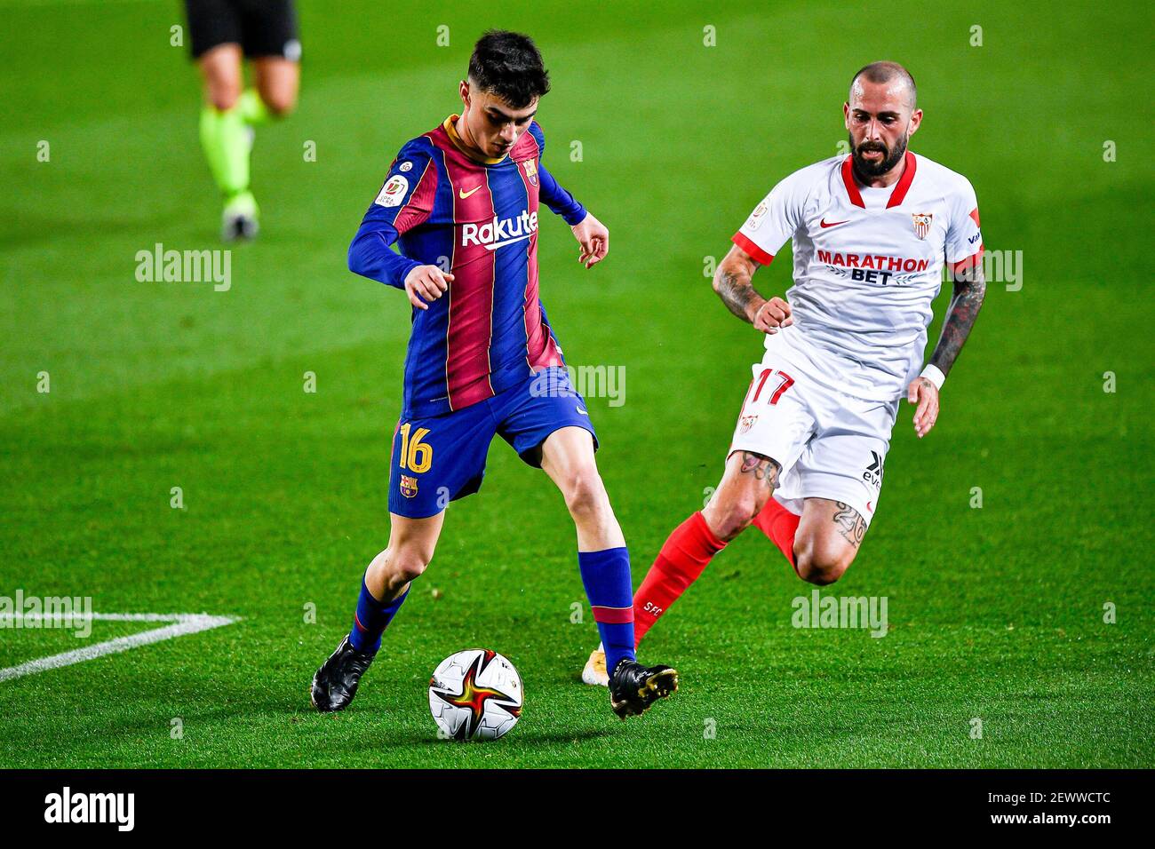 BARCELLONA, SPAGNA - 3 MARZO: Pedro Gonzalez Lopez Pedri del FC Barcellona, Aleix Vidal del Sevilla FC durante la partita tra Barcellona e Siviglia al Camp Nou del 3 marzo 2021 a Barcellona, Spagna (Foto di Pablo Morano/Orange Pictures) Foto Stock