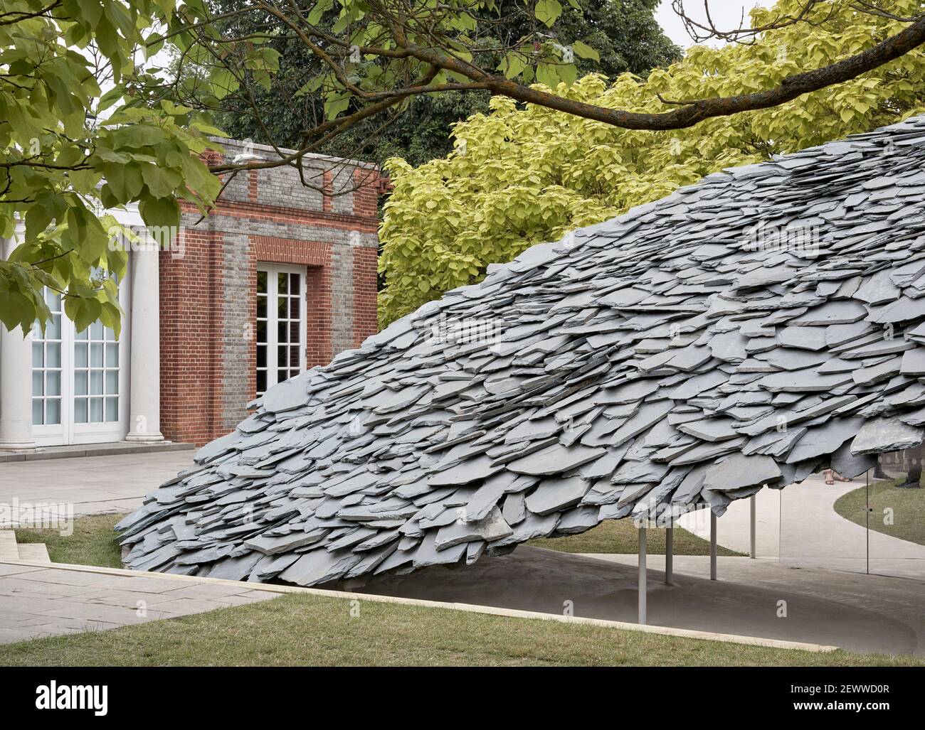 Vista diurna con galleria Serpentine alle spalle. Serpentina Pavilion 2019, LONDRA, Regno Unito. Architetto: Junya Ishigami , 2021. Foto Stock