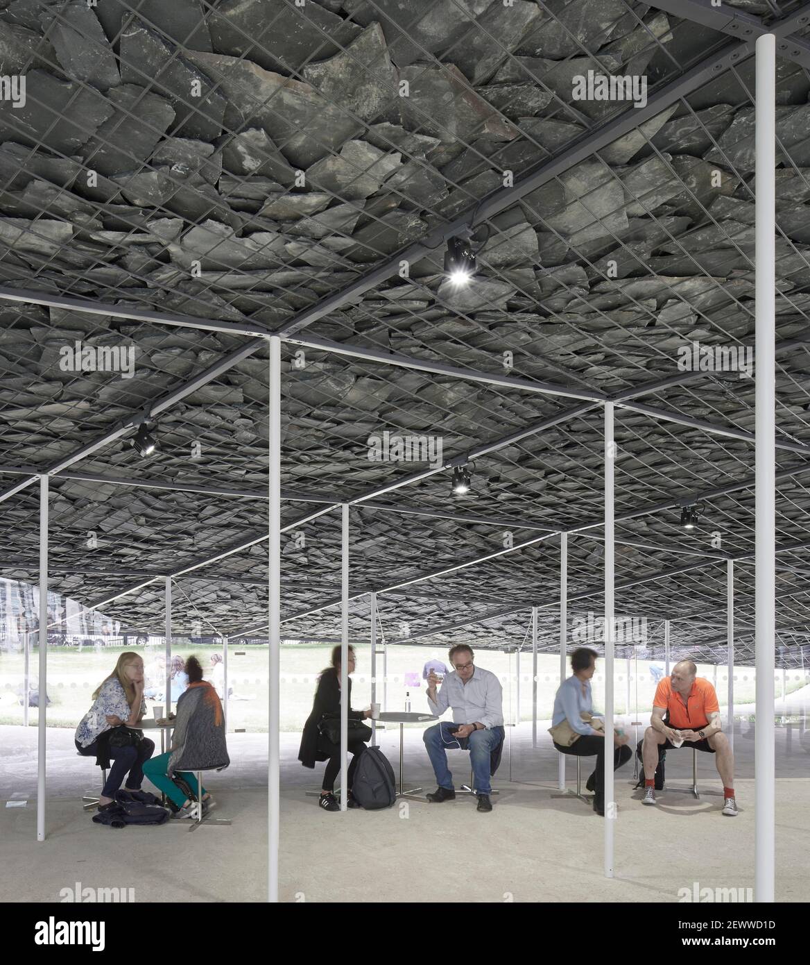 Vista interna con figure. Serpentina Pavilion 2019, LONDRA, Regno Unito. Architetto: Junya Ishigami , 2021. Foto Stock