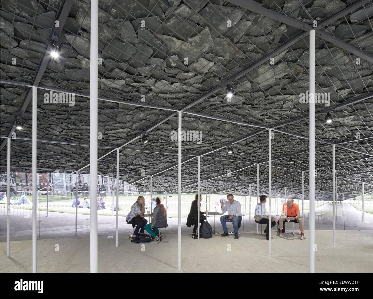 Vista interna con figure. Serpentina Pavilion 2019, LONDRA, Regno Unito. Architetto: Junya Ishigami , 2021. Foto Stock