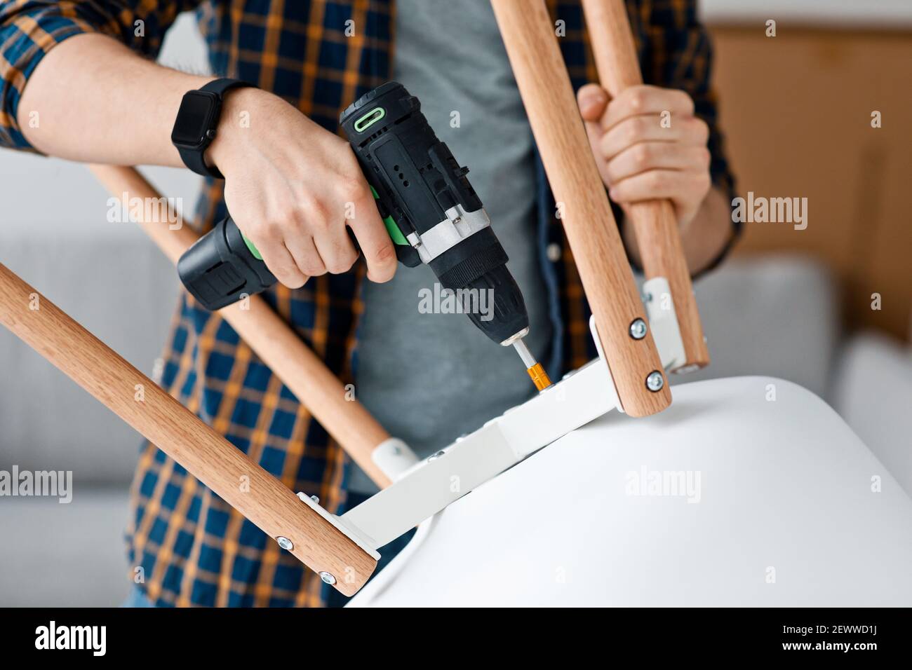 Riparatore, falegname e handyman che lavorano a casa con attrezzi o hobby durante l'epidemia di covid-19 Foto Stock