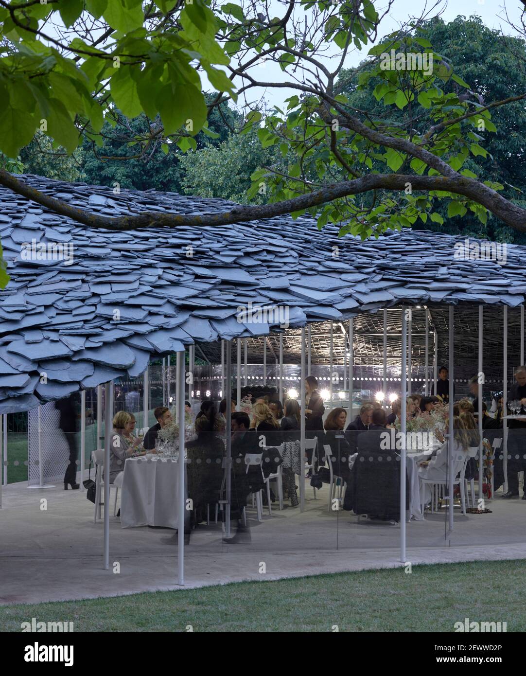 Vista generale verso il tramonto. Serpentina Pavilion 2019, LONDRA, Regno Unito. Architetto: Junya Ishigami , 2021. Foto Stock