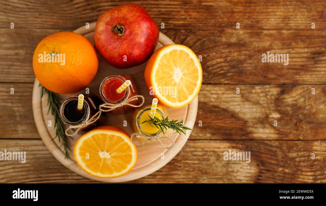 Limonata fatta in casa in piccole bottiglie. Succhi e frutta multicolore Foto Stock