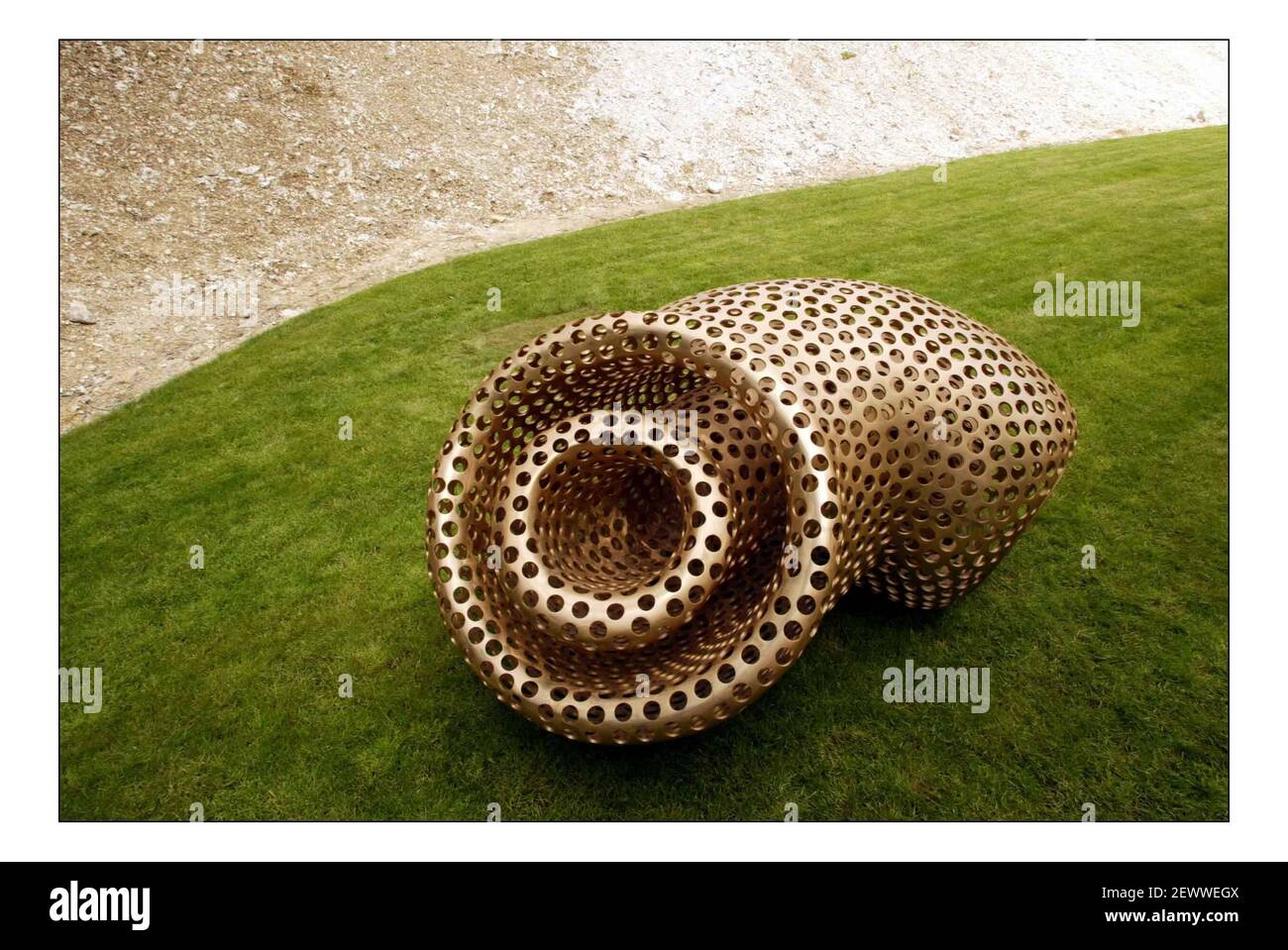 Tony Cragg mostra alla Fondazione di scultura di Cass, Goodwood, West Sussex......lingua in guancia: 2002pic David Sandison 10/5/2005 Foto Stock
