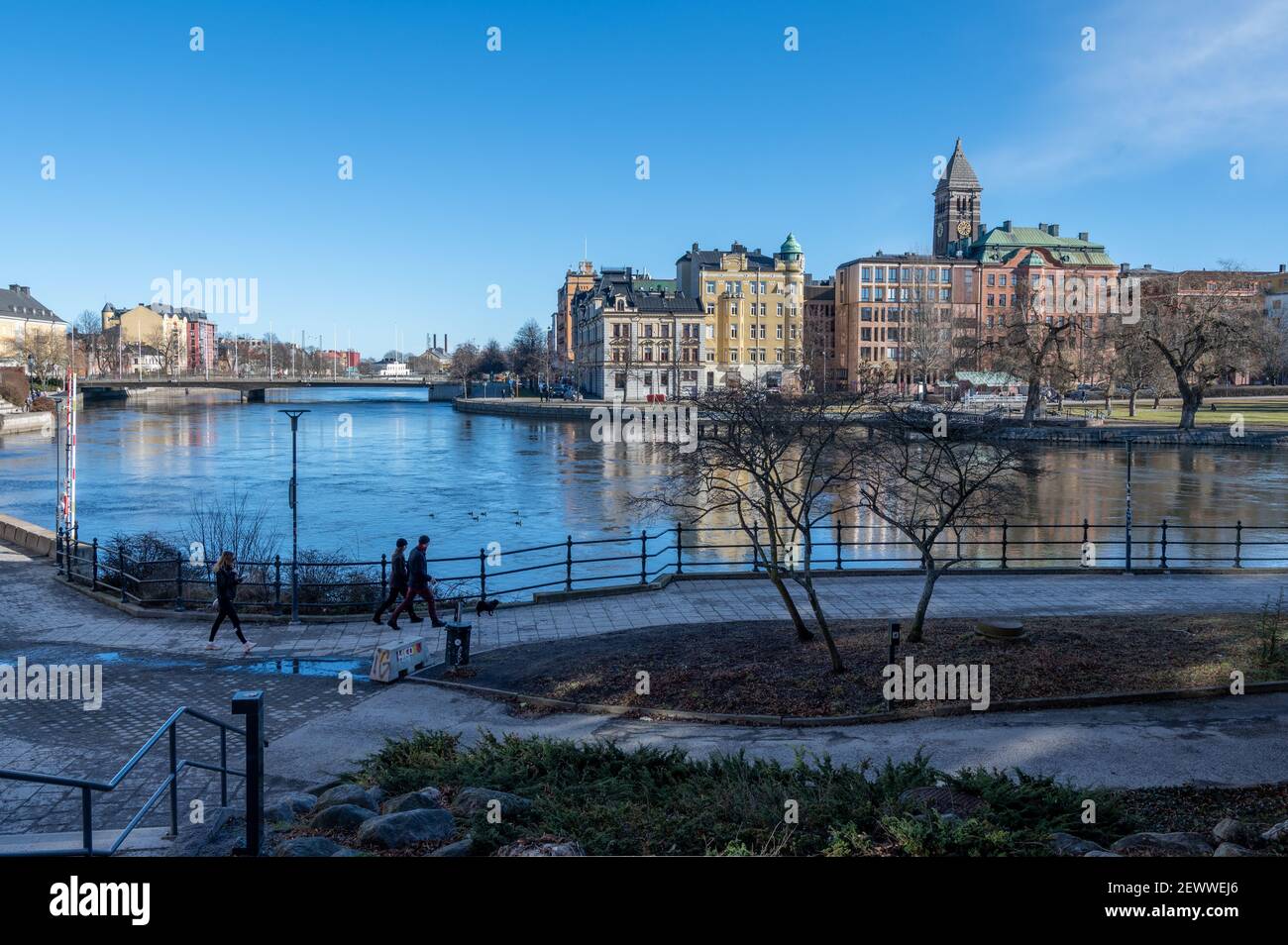 Norrköping Waterfront e il fiume Motala in un primo giorno di primavera alla fine di febbraio 2021. Norrkoping è una storica città industriale svedese. Foto Stock